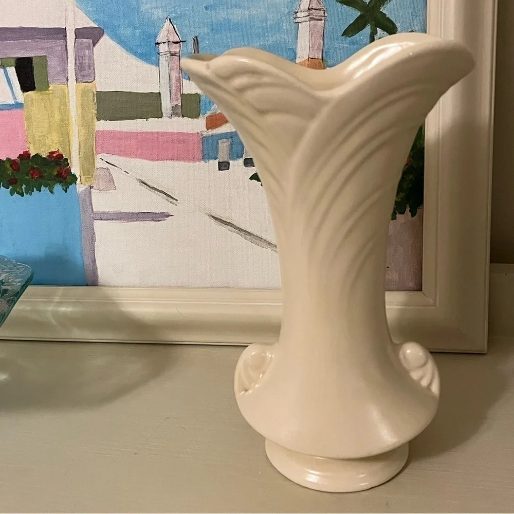 Vintage Shawnee Pottery Vase Ruffled Rim Pedestal Base 9" Matte Cream USA - Picture 12 of 15